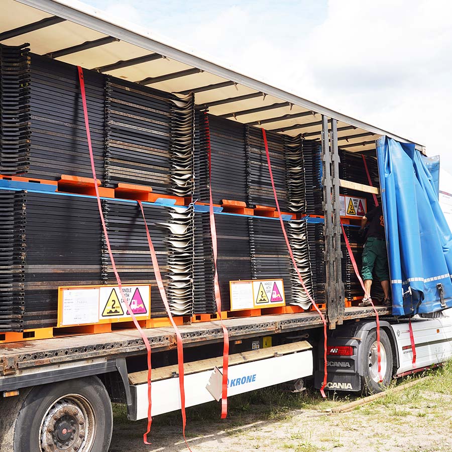 LKW beladen mit 200 gestapelten Festivaltoiletten Humussphären für Veranstaltungstransport