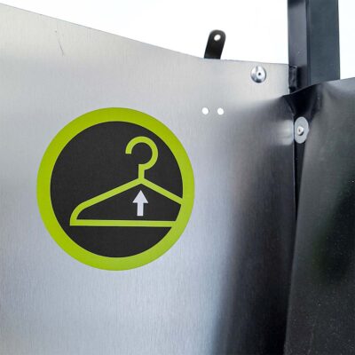 Hinweisschild und Kleiderhaken in der Humusspähre Trockentoilette.