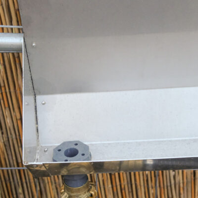 Peeter 4 Nahaufnahme des Ablaufs am Edelstahl-Urinal Peeter mit grauer Dichtung und Messinganschluss