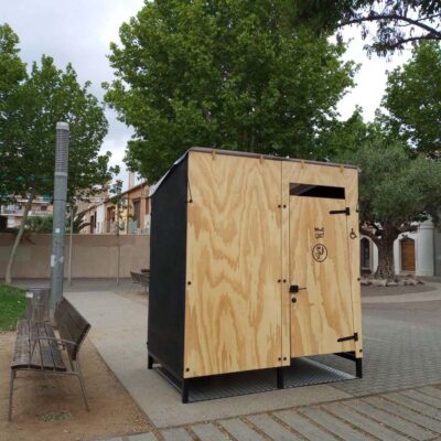 Libre Event 2 Libre Event Trockentoilette aus Holz mit schwarzer Seitenwand, barrierefrei im öffentlichen Park installiert, für komfortable Nutzung bei Veranstaltungen.
