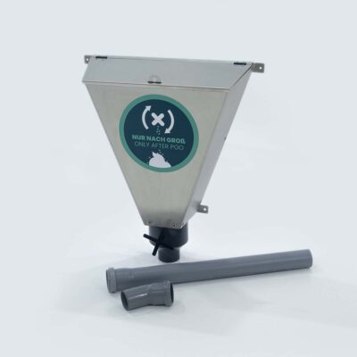 Spencer 2 Edelstahl-Streuspender Spencer für Liloo Trockentoilette mit Trichterform, Deckel und Drehmechanismus zur Dosierung von Einstreu und zwei grauen Anschlussrohren.