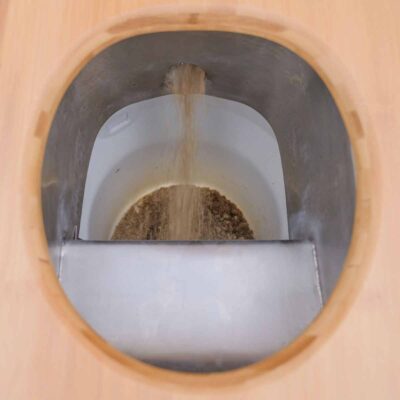 Libre Light 5 Detailansicht des Einstreusystems in der Libre Trockentoilette mit fallender Einstreu in Auffangbehälter unter Peepot-Trennsystem.