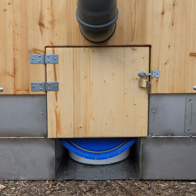 Libre Light 18 Serviceklappe für Feststoffbehäter aus Holz mit Vorhängeschloss an der Libre Trockentoilette.