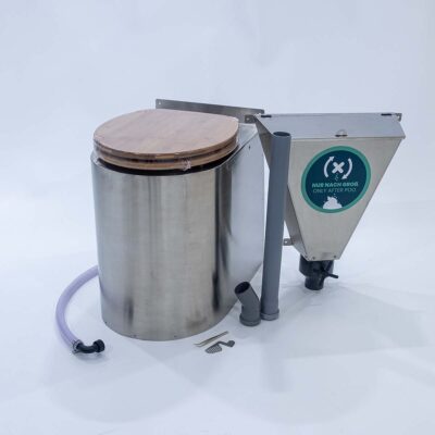 Soloo 3 Soloo Set 4: Trockentoilette mit Urinableitung Peepot, inklusive Toilettenbrille, Urinschlauch, Pinzette und Peepotsieb, dazu Streuspender mit Rohren, Rohrwinkeln und Vandalismusschutz für hygienische Nutzung.