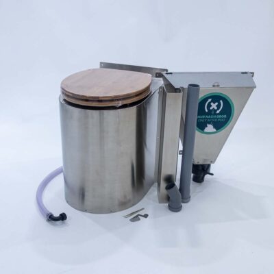Soloo 4 Soloo Set 4: Trockentoilette mit Urinableitung Peepot, inklusive Toilettenbrille, Urinschlauch, Pinzette und Peepotsieb, dazu Streuspender mit Rohren, Rohrwinkeln und Vandalismusschutz für hygienische Nutzung.