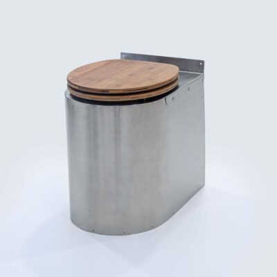 Soloo 15 Vorderansicht der Soloo Trockentoilette aus Edelstahl mit Bambussitz und Bambusdeckel.