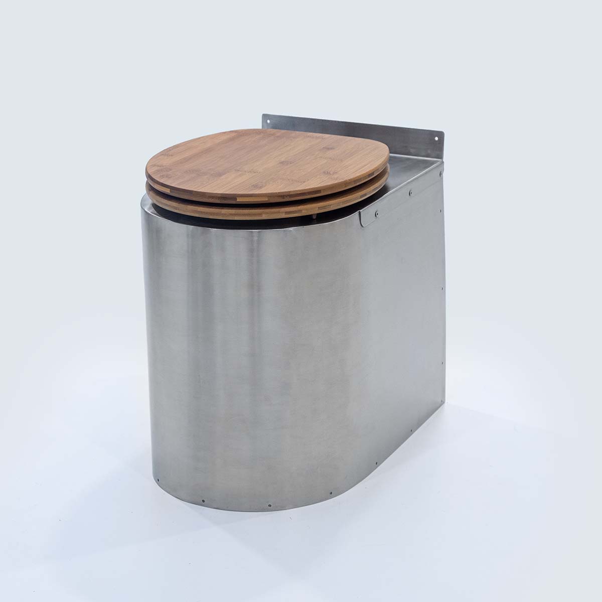 Vorderansicht der Soloo Trockentoilette aus Edelstahl mit Bambussitz und Bambusdeckel.