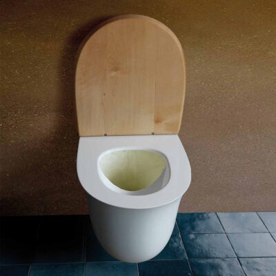 Floop 3 Rohrposttoilette Floop aus Keramik mit offenem Holzdeckel und eingesetztem Papiertrichter für Indoor-Nutzung.