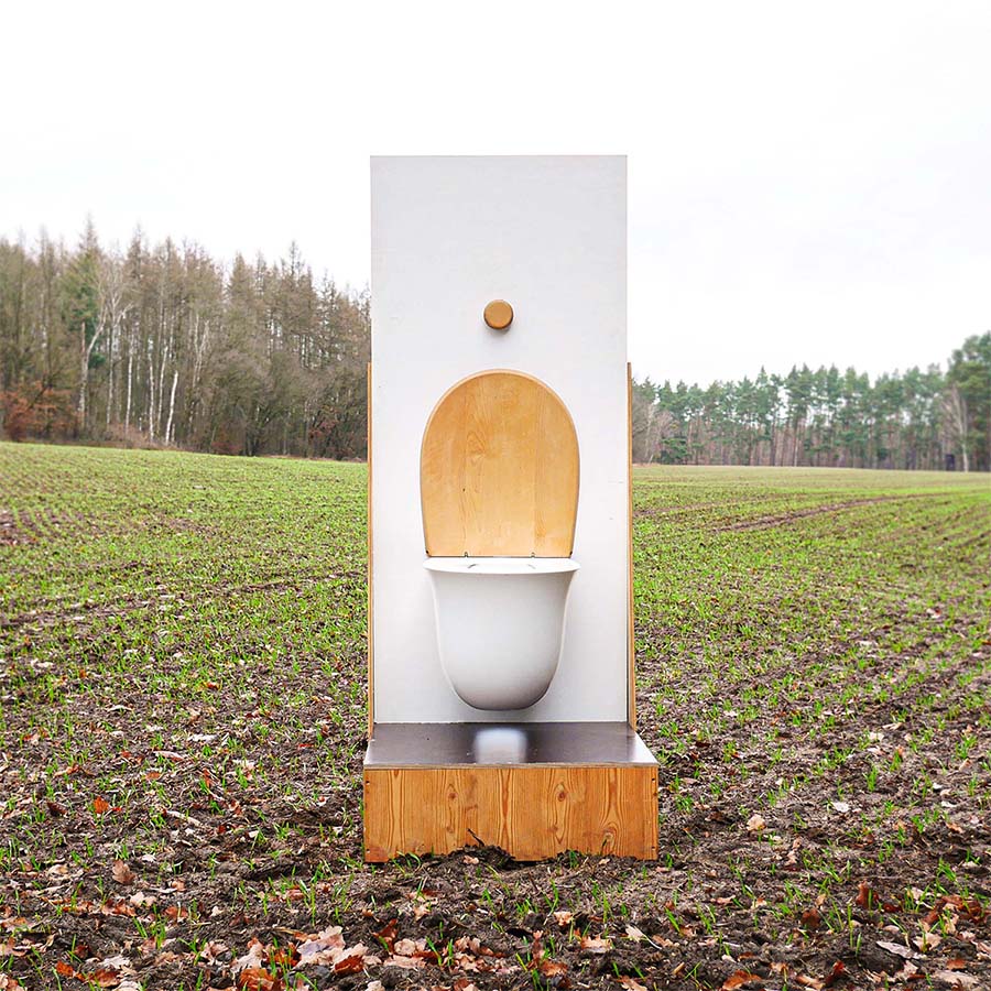 Startseite 12 Finizio Rohrposttoilette Floop auf dem Feld.