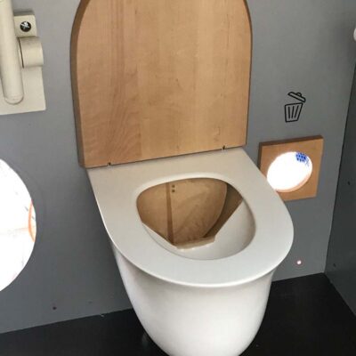 Floop 8 Floop Rohrposttoilette mit offenem Sitz und Holzdeckel