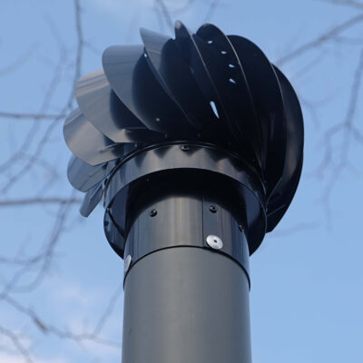 Libre Light 14 Detailaufnahme von schwarzem Lüftungsturm und rotierendem Ventilator aus Metall auf öffentlicher Trocken- und Trenntoilette Libre.