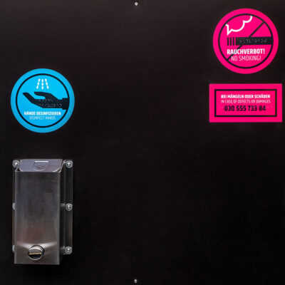 Schilder 16 Blaue und pinke Nutzungshinweise in der öffentlichen Trocken- und Trenntoilette Libre.