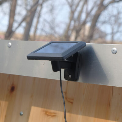 Libre Light 15 Solarpanel am Außendach als Lichtquelle der Libre, der öffentlichen Trocken- und Trenntoilette.