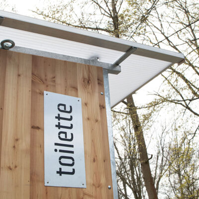 Libre Light 12 Das Toilettenschild an der Libre, der öffentlichen Trocken- und Trenntoilette.
