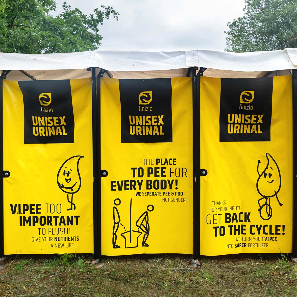 Drei Unisexurinale Unipee mit gelben Türplanen mit Recycling-Hinweisen für Urin.