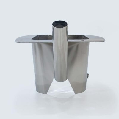 Rückseite des Peepot Edelstahlmoduls für Trockentoilette mit Rohr für Einstreu-Spülung und unterem Anschluss zur Urinableitung.
