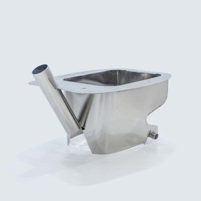 Seitenansicht des Peepot Edelstahlmoduls für Trockentoilette mit Rohr für Einstreu-Spülung und unterem Anschluss zur Urinableitung.