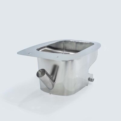 Seitenansicht von hinten des Peepot Edelstahlmoduls für Trockentoilette mit Rohr für Einstreu-Spülung und unterem Anschluss zur Urinableitung.