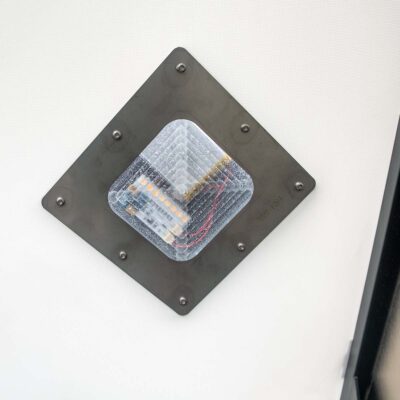 Detailansicht des LED-Moduls als Innenlicht der Humussphäre mit schwarzer Montageplatte.