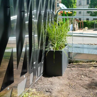 Libre DIN 22 Detailansicht der Pflanzwanne an der Libre-DIN-Kabine zur Abwasseraufbereitung des Handwaschwassers.