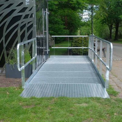 Libre DIN 3 Rampe mit rutschfester Oberfläche und seitlichen Handläufen vor der rollstuhlgerechten Libre-DIN-Kabine.