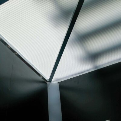 Libre DIN 11 Detailansicht des lichtdurchlässigen Acryl-Dachs der Libre-DIN Kabine mit Metallrahmenkonstruktion.