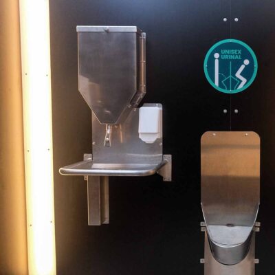 Libre DIN 6 Frontansicht des Unisexurinals und Handwaschstation in der Libre-DIN. Kabine