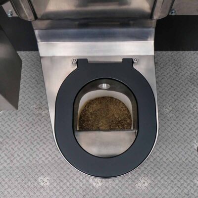 Libre DIN 17 Draufsicht auf die Libre-DIN Trockentoilette mit schwarzem Sitzring und Peepot-Einsatz für Feststoffe.