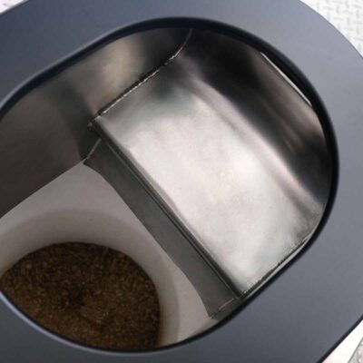 Libre DIN 19 Detailansicht des Peepot Einsatzes in der Libre DIN Trockentoilette mit Edelstahl-Urinableitung.