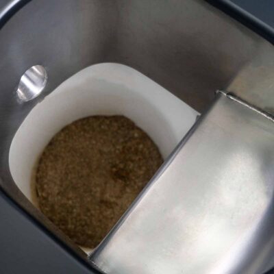 Libre DIN 18 Peepot Einsatz in der Trockentoilette Libre DIN mit Sicht auf Füllmaterial und Edelstahltrennelement.