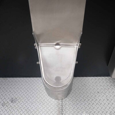 Libre DIN 20 Unisexurinal aus Edelstahl mit Spritzschutz und Sieb auf Riffelblechboden in Humero Trockentoilette.