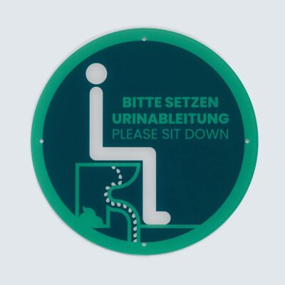 Schilder 4 Rundes Hinweisschild aus Acrylglas mit grünem Rand, Piktogramm und Text „Bitte setzen Urinableitung – Please sit down“.