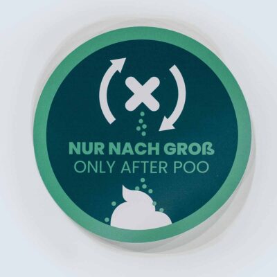 Schilder 2 Runder Sticker mit Text „Nur nach Groß – / Only after poo“ und Symbol für Einstreu-Nutzung nach dem Toilettengang.