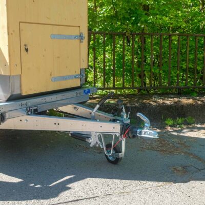 Detailansicht Humero Rollin’ Trailer mit Zugdeichsel, Anhängerkupplung und Stützrad.