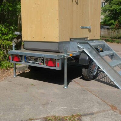 Detailansicht Humero Rollin’ auf Trailer mit Metallrahmen, Stützbeinen und Zugangstreppe.