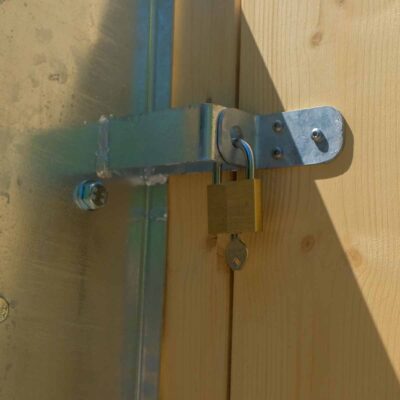 Nahaufnahme einer Holzaußentür mit Metallriegel und Vorhängeschloss für die Toilettenkabine Humero Rollin´.