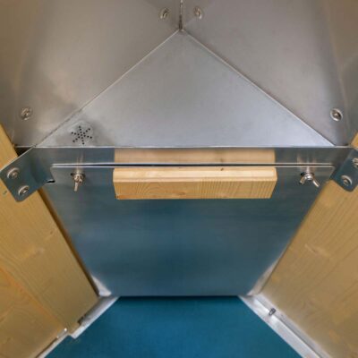 Unterer Bereich der Handwaschstation in Humero Rollin’ mit Edelstahlverkleidung und Holzgriff.