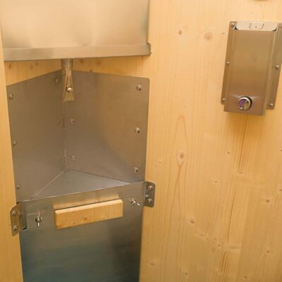 Handwaschstation in Humero Rollin’ mit Edelstahl-Wasserkanister, Seifenspender und Holzverkleidung.