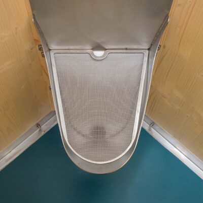 Unisexurinal aus Edelstahl mit Spritzschutz und Sieb im Humero Rollin’ Innenraum.