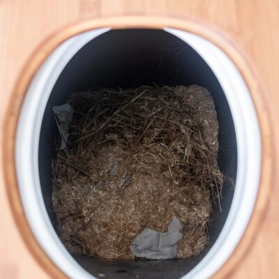 Innenansicht der Humussphäre Trockentoilette von Finizio mit Blick in den Behälter, gefüllt mit Einstreu.