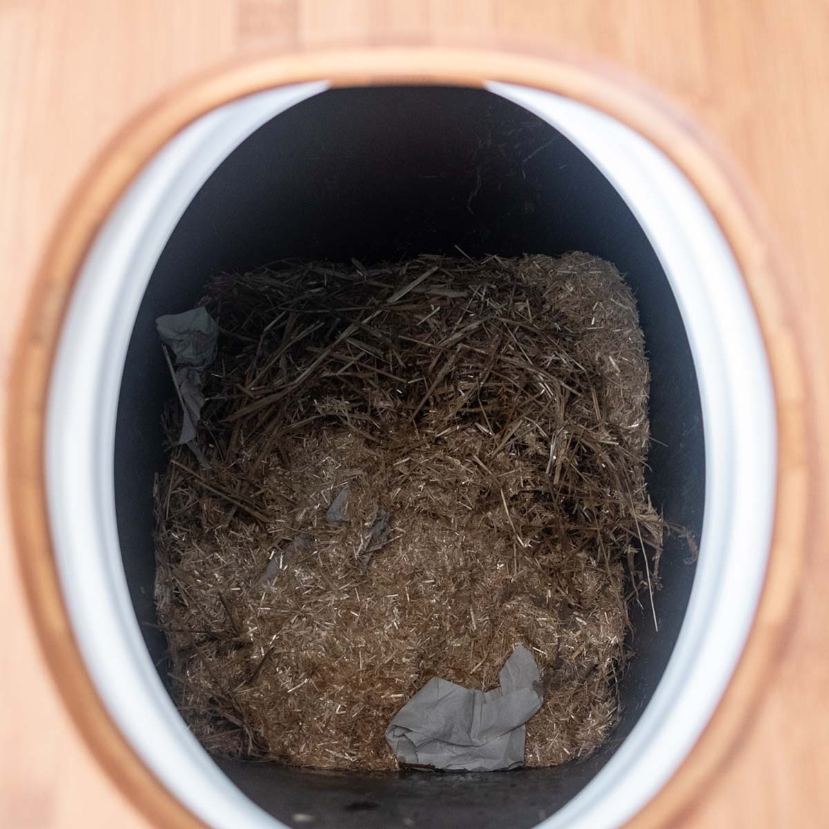 Trockentoiletten und Trenntoiletten 13 Innenansicht der Humusspähre Trockentoilette von Finizio mit Blick in den Behälter, gefüllt mit Einstreu für nachhaltige Kompostierung. Durch die Drainage und Pumpsystem bleibt dieser trocken und geruchsfrei.