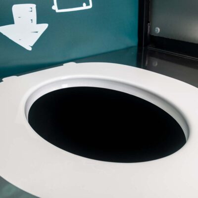 Nahaufnahme einer aufgeklebten Toilettenbrille mit abgerundeter Kante.