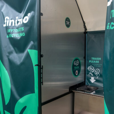 Innenansicht der Humussphäre Festivaltoilette mit Mülleimer für Toilettenpapier.