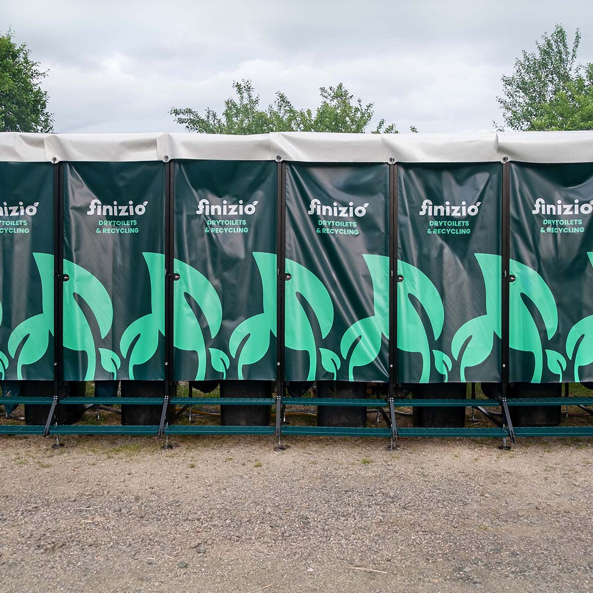 Frontansicht Seitenansicht auf Reihe von mobilen Trockentoiletten Humussphäre auf Festival im 4.0 Design.