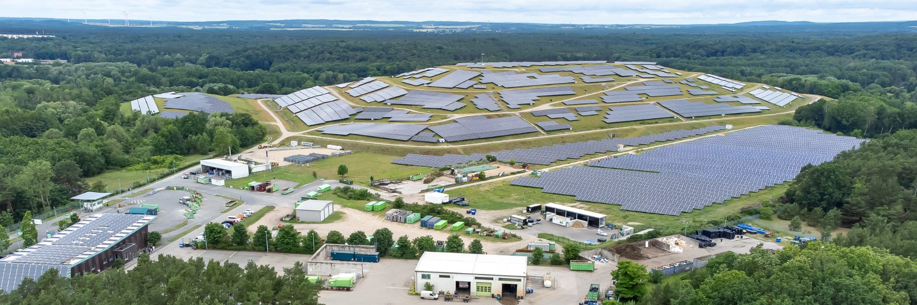 Luftaufnahme des Geländes KWB Eberswalde mit Wertstoffhof BDG, Recyclinganlage Finizio und großflächigen Solarmodulen