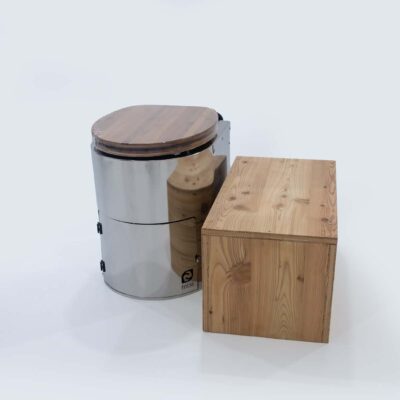Liloo Trockentoilette aus Edelstahl mit Bambus-Sitz neben Holz-Beistelltisch 100 für Urintank und Zubehör.