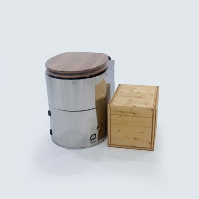 Liloo Trockentoilette aus Edelstahl mit Bambus-Sitz neben Holz-Beistelltisch 50 für Urintank und Zubehör.