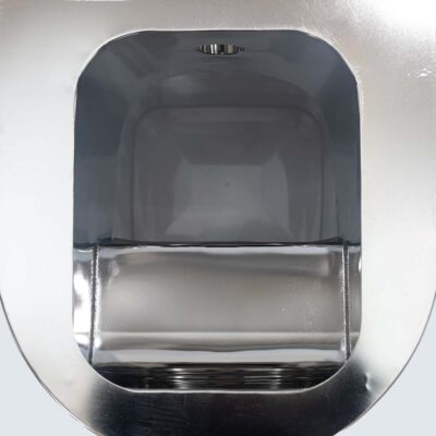 Innenansicht der Liloo Trockentoilette aus Edelstahl mit geöffnetem Sitzbereich und Urin- und Feststofftrennsystem.