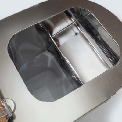 Innenansicht der Liloo Trockentoilette aus Edelstahl mit geöffnetem Sitzbereich und Urin- und Feststofftrennsystem.