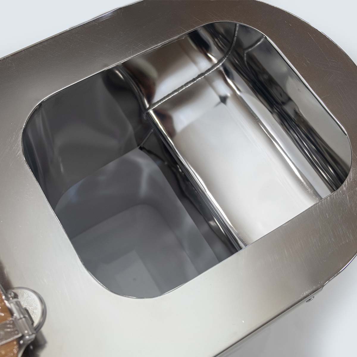 Trockentoiletten und Trenntoiletten 10 Innenansicht der Liloo Trockentoilette aus Edelstahl mit geöffnetem Sitzbereich und separatem Urin- und Feststofftrennsystem